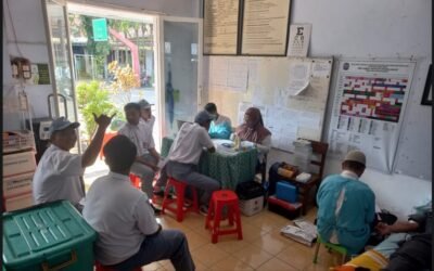 Puluhan siswa dengan penuh kepedulian tergabung dalam kegiatan donor darah yang diadakan oleh SMK Ahmad Yani Probolinggo