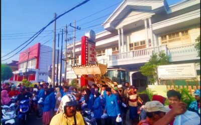 SMK Ahmad Yani Probolinggo Membagikan Takjil untuk Mempererat Silaturahim Umat Muslim