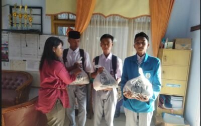 SMK Ahmad Yani Probolinggo Membagikan Zakat Fitrah untuk Siswa Kurang Mampu